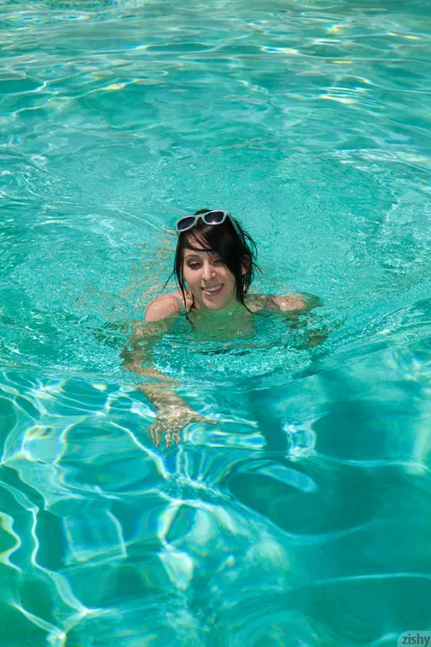 Luna C Kitsuen: Busty Brunette in Glasses Shows Cameltoe in a Bikini at the Pool – photo 7 of 11