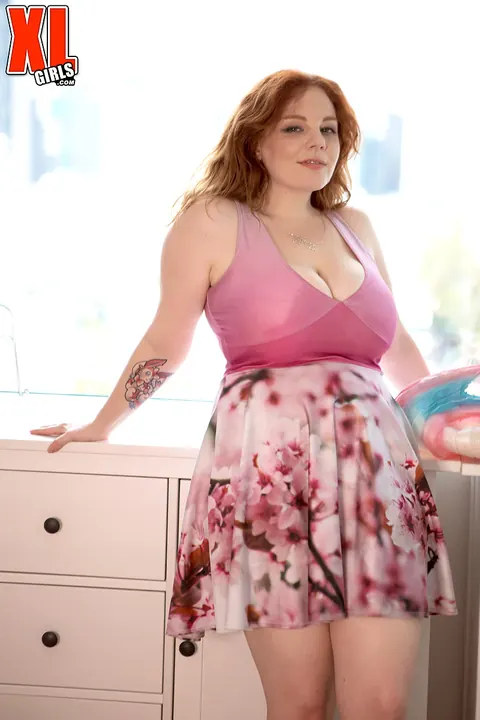 Redhead MILF with Big Tits Strips and Spreads in the Bedroom – photo 6 of 16