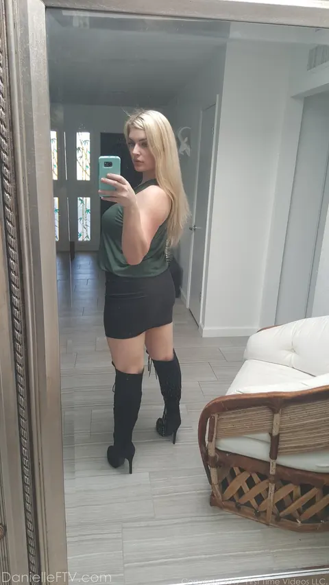 Danielle Delaunay: Blonde Amateur in Glasses Takes a Facial in Selfie Shots – photo 5 of 15