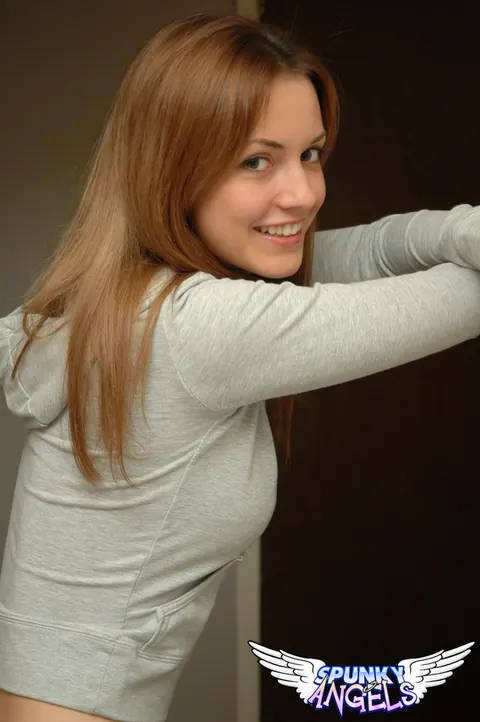 Thick Redhead Poses in Tight Denim Jeans – photo 3 of 12