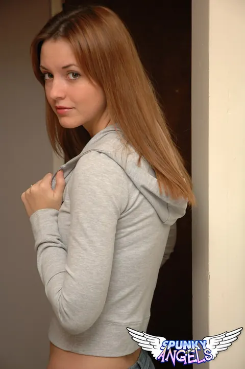 Thick Redhead Poses in Tight Denim Jeans – photo 4 of 12