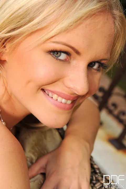 Victoria Summers: Busty Blonde Shows Her Feet Outdoors – photo 21 of 21