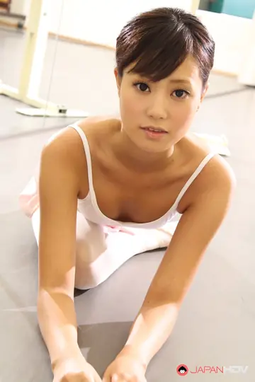 Ruri Kinoshita – Japanese Brunette Stretches in Pantyhose and Tutu