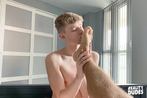 Two Men Kiss and Give Handjobs on the Bed – photo 12 of 20