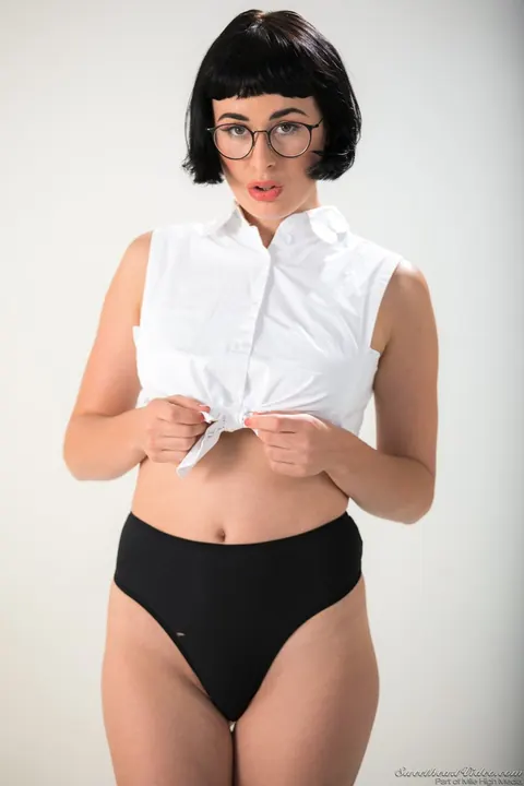 Olive Glass: Short-Haired Brunette Removes Glasses and Poses Naked – photo 4 of 15