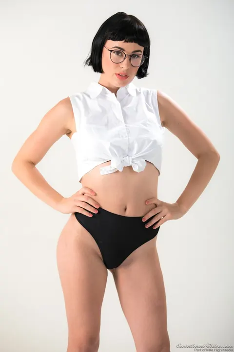 Olive Glass: Short-Haired Brunette Removes Glasses and Poses Naked – photo 3 of 15