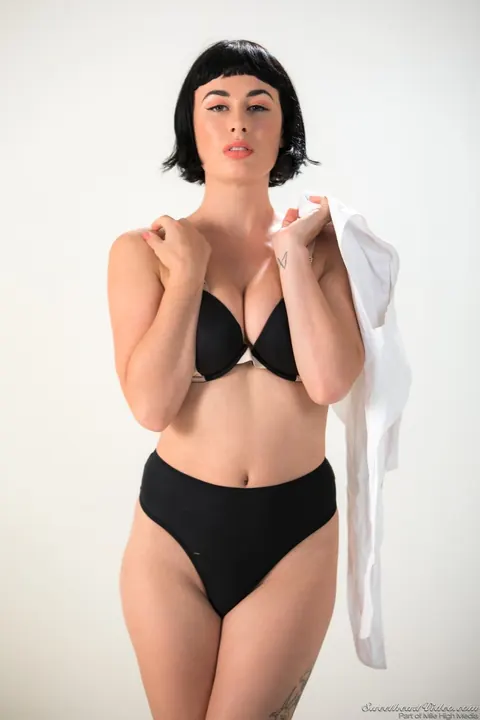 Olive Glass: Short-Haired Brunette Removes Glasses and Poses Naked – photo 5 of 15