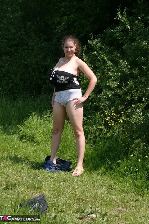 Denise Davies: Curvy Brunette MILF Shows Her Big Tits Outdoors – photo 15 of 20