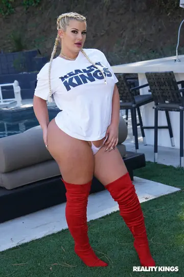 Julie Cash – Busty Blonde BBW in Glasses Gets Fucked for a Cumshot