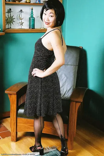 Korean Amateur Spreads Her Hairy Pussy in Black Pantyhose