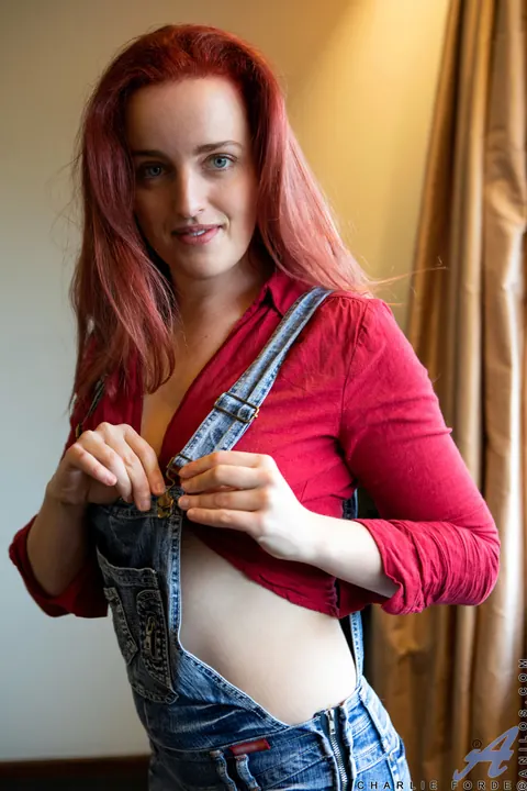 Charlie Forde: Australian Redhead MILF Strips Nude for a Selfie Spread – photo 4 of 20