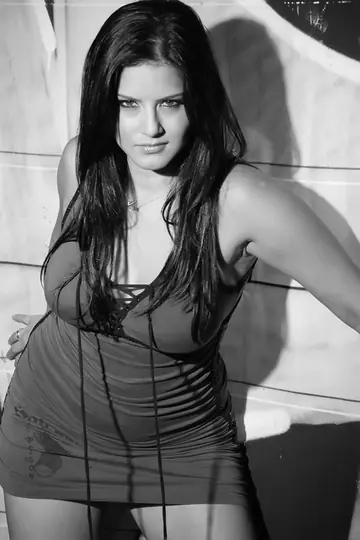 Sunny Leone – Asian MILF with Big Tits Poses Nude and Turns Around