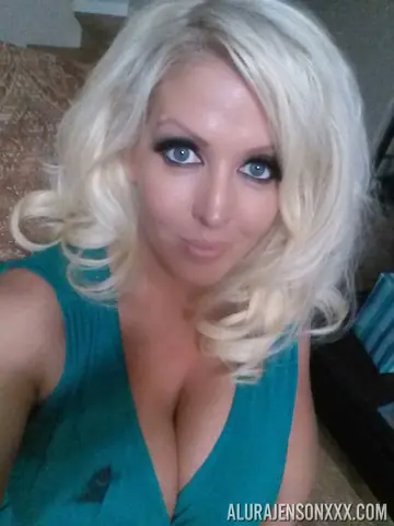 Alura Jenson – Curvy Blonde MILF Bares Her Big Natural Tits Outdoors for a Selfie