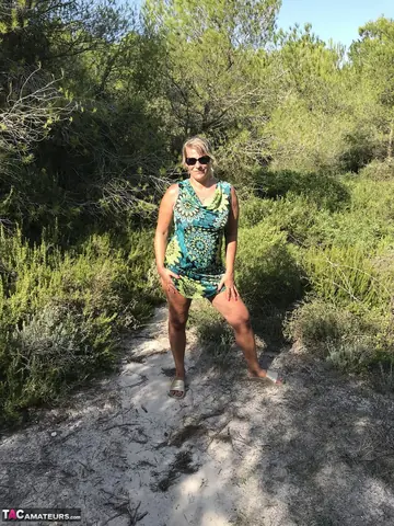 Sweet Susi – Curvy Blonde MILF Strips Out of Her Dress and Bikini Outdoors