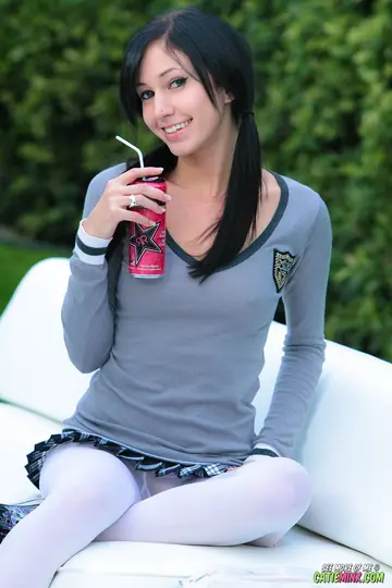 Catie Minx – Slim Brunette in Pantyhose Spreads Her Shaved Pussy Outdoors
