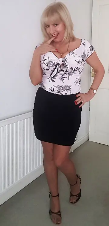 Mature British BBW Strips and Shows Off a Big Veggie
