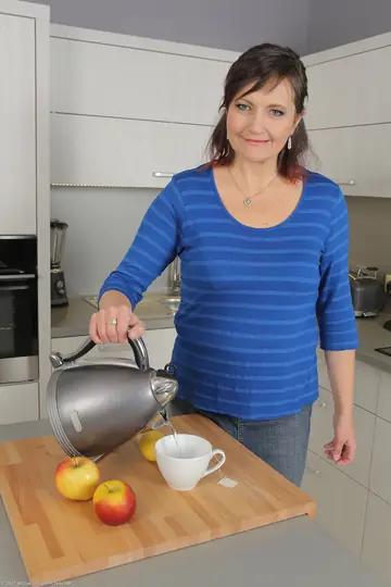 Justina Sindell – BBW MILF Undresses Out of Her Jeans in the Kitchen