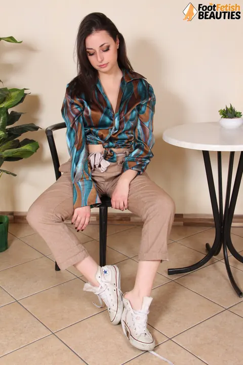 Ilaria Paci: Tall European MILF Shows Her Feet and Soles – photo 4 of 12