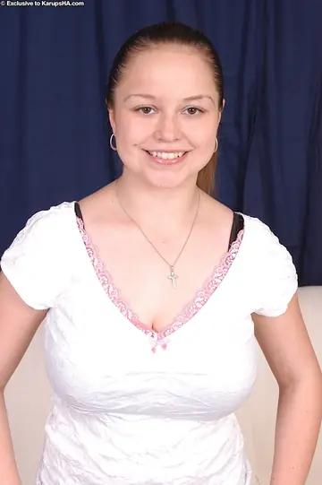 Thick Amateur Strips Off Her Jeans to Finger Her Hairy Pussy