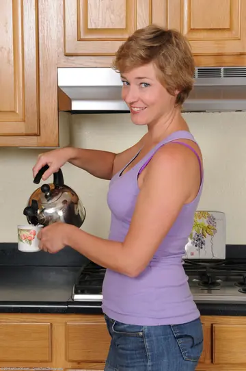 Liz Sophia – Short-Haired Blonde MILF Spreads Her Pussy in the Kitchen
