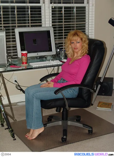 Racquel Devonshire: Thick Blonde MILF Takes a Cumshot While Talking on the Phone – photo 1 of 16