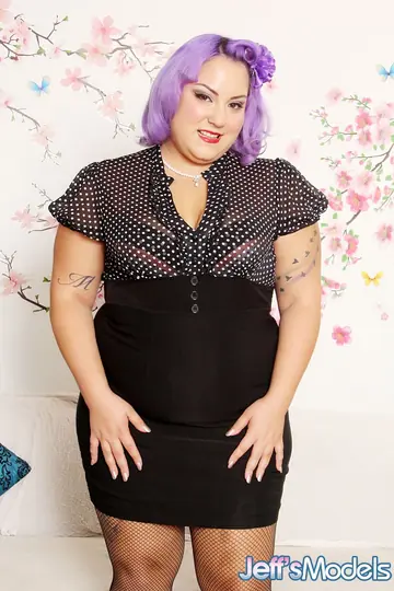 Jade Rose – BBW in Stockings Fingers and Spreads Her Shaved Pussy