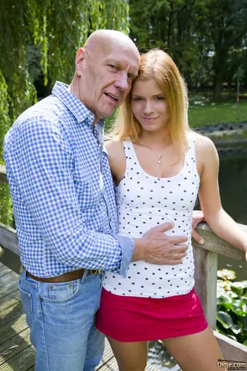 Chrissy Fox – Redhead Gives a Deepthroat Blowjob to Old Man Outdoors