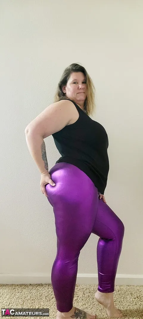 Busty Kris Ann: Curvy Blonde MILF Strips Out of Her Yoga Pants – photo 2 of 16