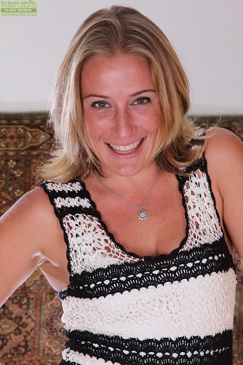 Thick Blonde MILF Squats in Heels After Stripping – photo 1 of 15