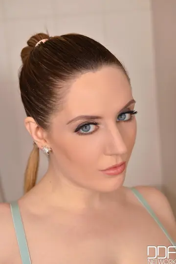 Samantha Bentley – Busty British MILF Shows Her Feet and Spreads Her Legs in Lingerie