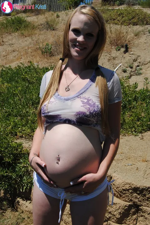 Hydii May: Pregnant Redhead Pulls Shorts Aside and Spreads in the Desert – photo 7 of 16