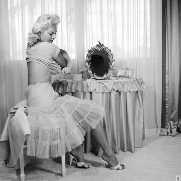 Blonde MILF Strips for a Vintage Photo Set