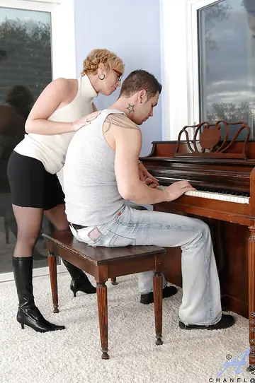 Mature Busty Woman in Stockings and Boots Takes Anal and Cum in Mouth