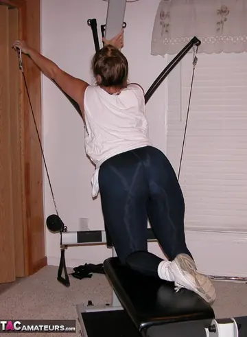 Mature PAWG Spreads on the Gym Equipment in Yoga Pants