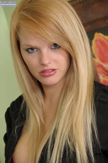 Brianna Dallas – Blonde Bares Her Big Tits and Masturbates Her Shaved Pussy