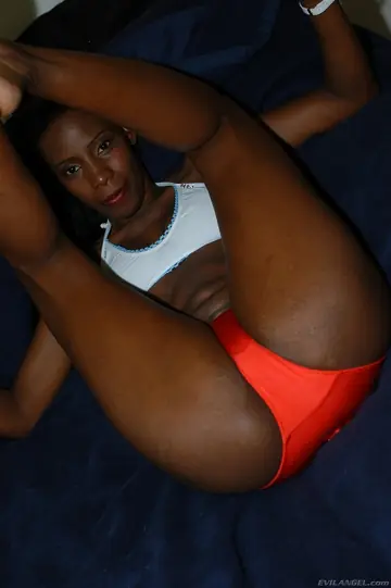 Lady armani – Ebony MILF in a Bikini Spreads Her Legs Wide