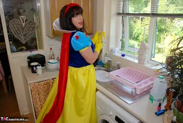 Juiceyjaney – Curvy Brunette MILF Exposes Her Big Ass and Pussy in Cosplay