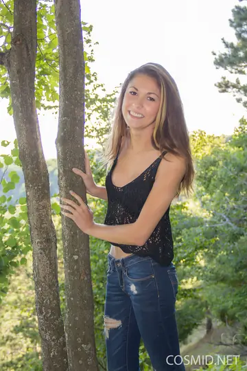 Babe Unbuttons Her Jeans and Flashes Her Big Tits in the Backyard