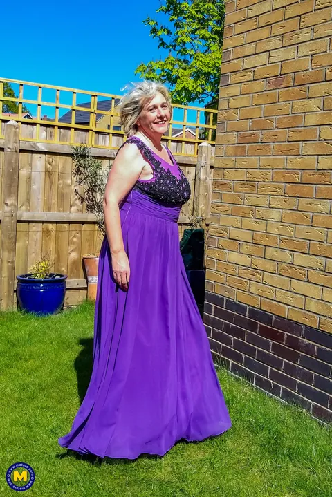 Camilla Creampie: British Blonde MILF Flashes Outdoors and Strips Nude – photo 1 of 20