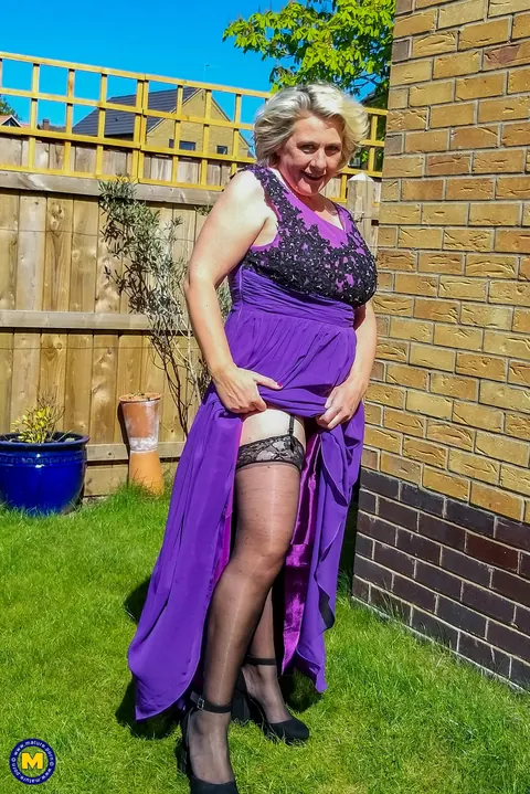 Camilla Creampie: British Blonde MILF Flashes Outdoors and Strips Nude – photo 4 of 20