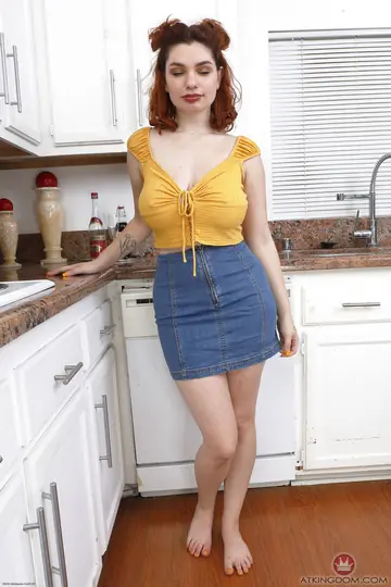 Annabel Redd – Busty Redhead BBW Spreads Her Hairy Pussy