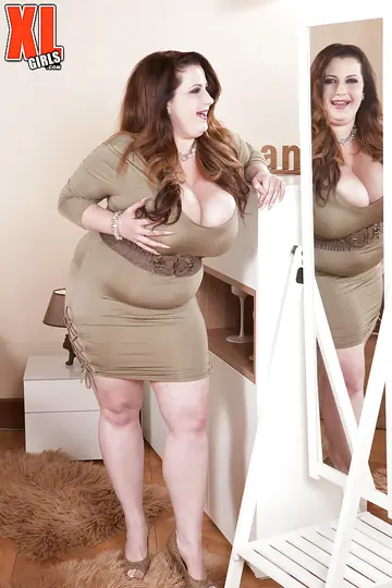 Anna Beck – Curvy European Brunette Strips and Fucks a Dildo
