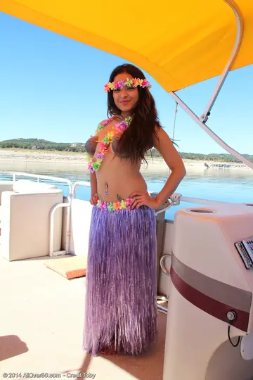 Vera Waang – Busty Latina MILF Sheds Her Grass Skirt and Spreads Her Legs on Patio