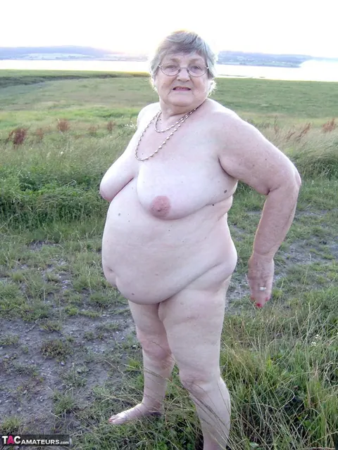 BBW Brunette in Glasses Poses Naked Outdoors – photo 1 of 20