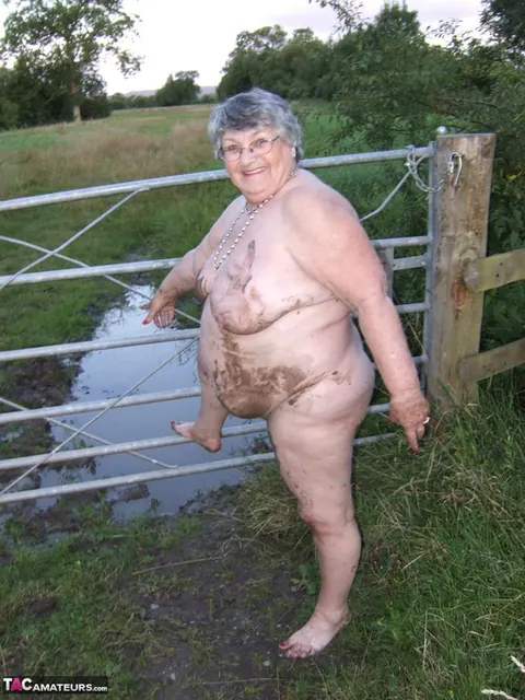 BBW Brunette in Glasses Poses Naked Outdoors – photo 19 of 20
