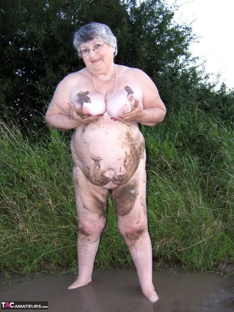 BBW Brunette in Glasses Poses Naked Outdoors – photo 16 of 20