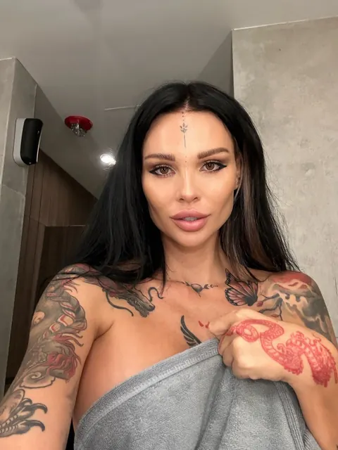 Thick Tattooed Babe Shows Off Her Big Tits and Ass – photo 3 of 13
