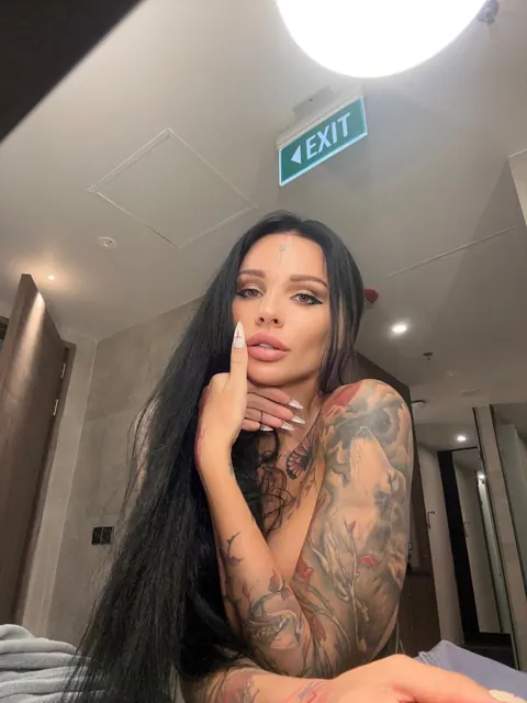 Thick Tattooed Babe Shows Off Her Big Tits and Ass – photo 5 of 13