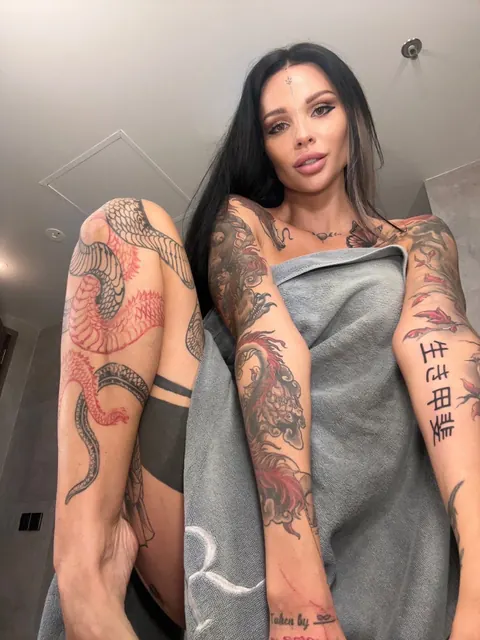 Thick Tattooed Babe Shows Off Her Big Tits and Ass – photo 4 of 13