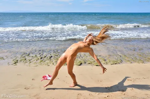 Marry Lynn: Slim Brunette with Natural Tits Spreads on the Beach – photo 15 of 20